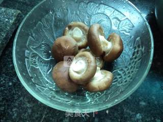 香菇小肠煲汤的做法步骤：4