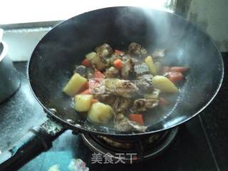 土豆胡萝卜烧排骨的做法步骤：8