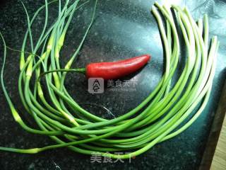 腊肉腊肠炒蒜苔的做法步骤：3