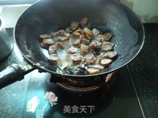 腊肉腊肠炒蒜苔的做法步骤：5