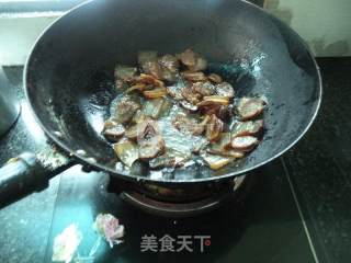 腊肉腊肠炒蒜苔的做法步骤：6