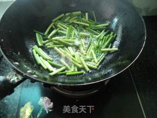 腊肉腊肠炒蒜苔的做法步骤：7