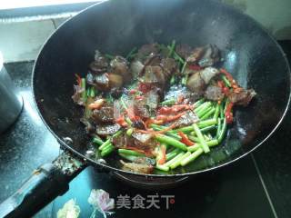 腊肉腊肠炒蒜苔的做法步骤：13