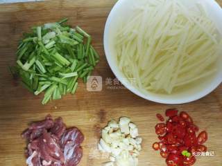 芹菜炒土豆丝的做法步骤：1