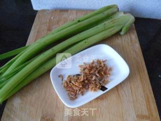 干虾仁炒芹菜的做法步骤：1