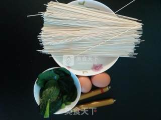 火腿肠鸡蛋面的做法步骤：1