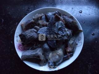莲子绿豆糯米蒸乌鸡的做法步骤：2