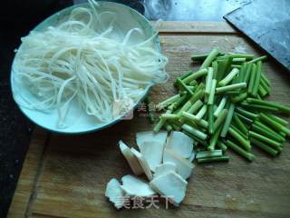蒜苔五花肉炒粉的做法步骤：2