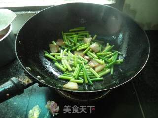 蒜苔五花肉炒粉的做法步骤：5
