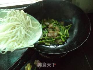 蒜苔五花肉炒粉的做法步骤：8