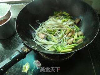 蒜苔五花肉炒粉的做法步骤：10