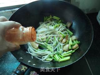 蒜苔五花肉炒粉的做法步骤：11