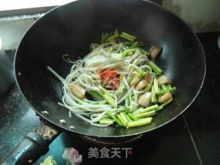 蒜苔五花肉炒粉的做法步骤：12