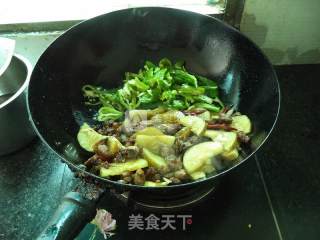 酸黄瓜炒鸭丁的做法步骤：12
