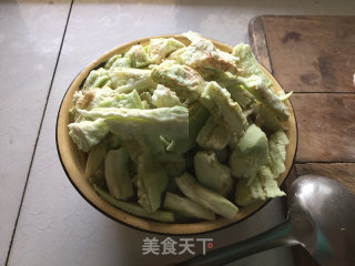 手撕茄子炒五花肉的做法步骤：1