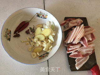 手撕茄子炒五花肉的做法步骤：2