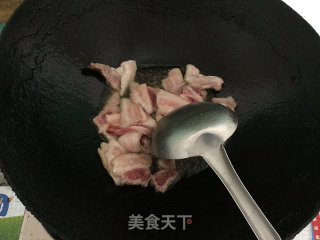手撕茄子炒五花肉的做法步骤：3