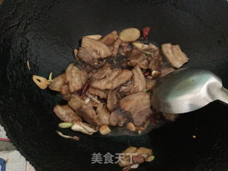 手撕茄子炒五花肉的做法步骤：4