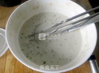 快手早餐饼——鸡蛋煎饼的做法步骤：2