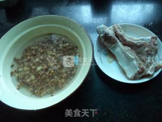 莲子蒸排骨的做法步骤：1