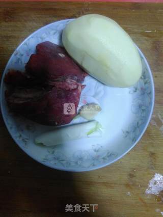 土豆烧牛肉的做法步骤：1