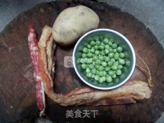 【电饭锅食谱】广式腊肉腊肠焖饭的做法步骤：1