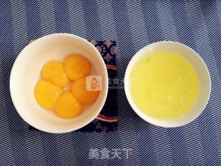 自制戚风蛋糕的做法步骤：1