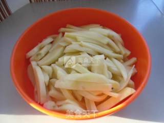 菠菜梗土豆条的做法步骤：1