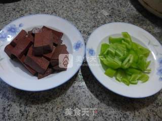 尖椒炒鹅血的做法步骤：1