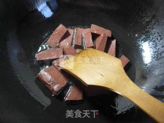 尖椒炒鹅血的做法步骤：2
