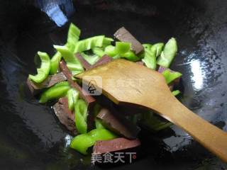 尖椒炒鹅血的做法步骤：3