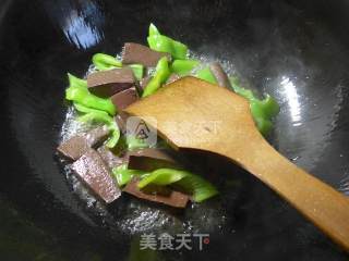 尖椒炒鹅血的做法步骤：5