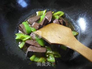 尖椒炒鹅血的做法步骤：8
