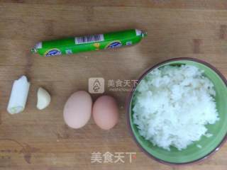 火腿肠蛋炒饭的做法步骤：1