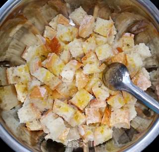 佐汤佳品---蓝芝士烤面包块(BLUE CHEESE CROUTONS)的做法步骤：3
