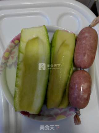 西葫芦炒香肠的做法步骤：1