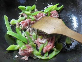 尖椒炒肥牛片的做法步骤：3