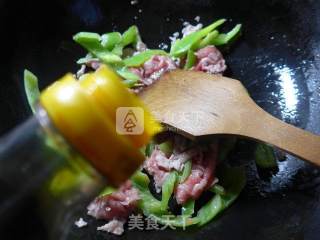 尖椒炒肥牛片的做法步骤：4