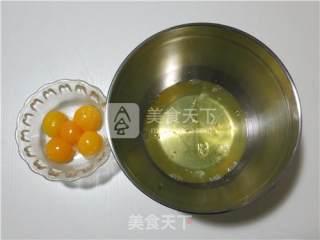 玫瑰花戚风蛋糕的做法步骤：2