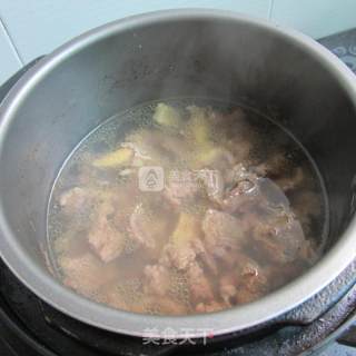 青椒牛腩的做法步骤：1