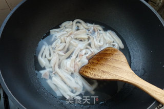 姬松茸爆炒鱿鱼丝的做法步骤：2