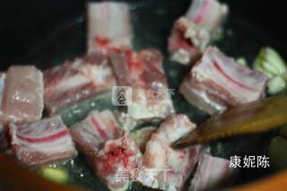 南瓜烧排骨的做法步骤：2