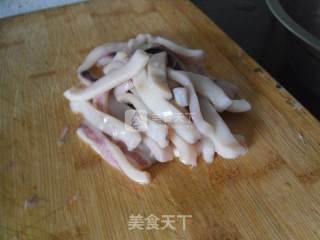 韭菜炒鱿鱼的做法步骤：2