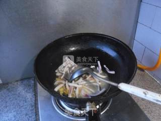 韭菜炒鱿鱼的做法步骤：3