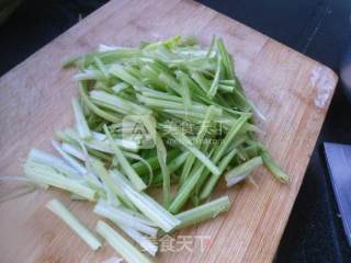 芹菜土豆丝的做法步骤：2
