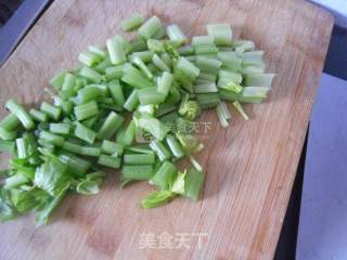 芹菜拌花生米的做法步骤：3
