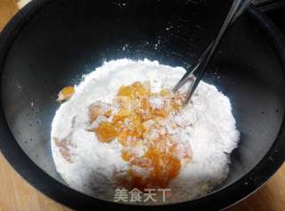 早餐主食之——奶香南瓜花卷的做法步骤：2