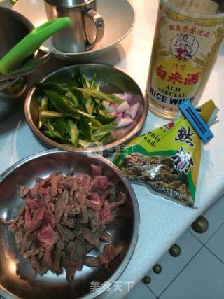 青椒爆炒牛肉丝的做法步骤：1
