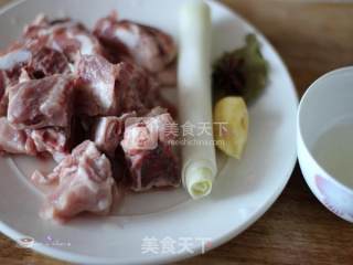 【年夜饭健康大菜】无油少盐版红烧排骨的做法步骤：1