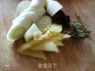 【年夜饭健康大菜】无油少盐版红烧排骨的做法步骤：2